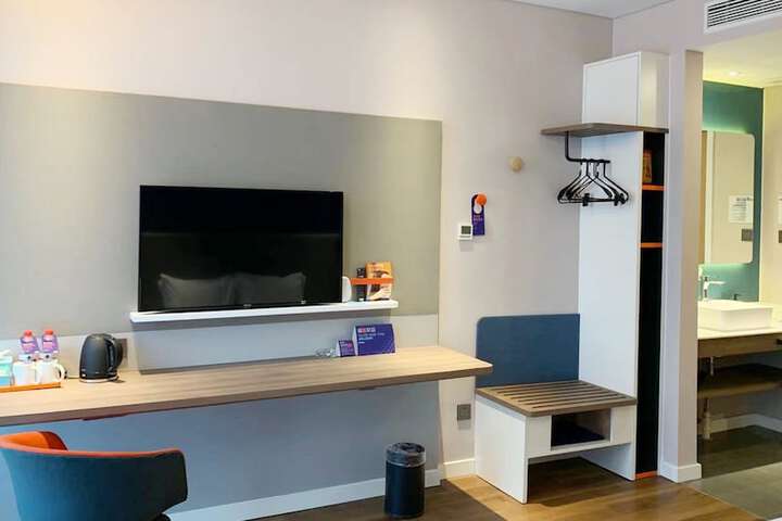Room 4 of 67