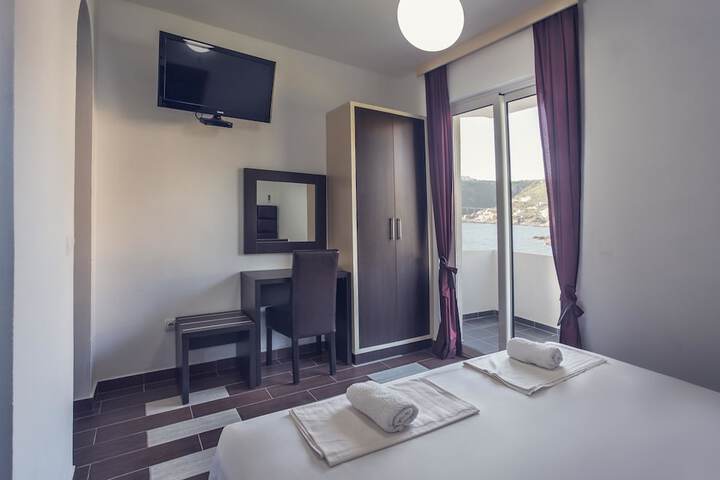 Room 28 of 62