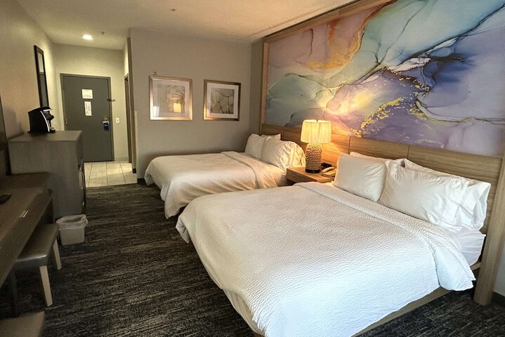 2 Queen Beds Microwave and Refrigerator Full Breakfast (1 of 4)