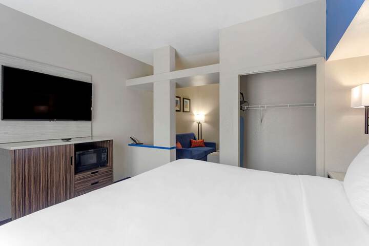 Standard | King Bed (2 of 14)