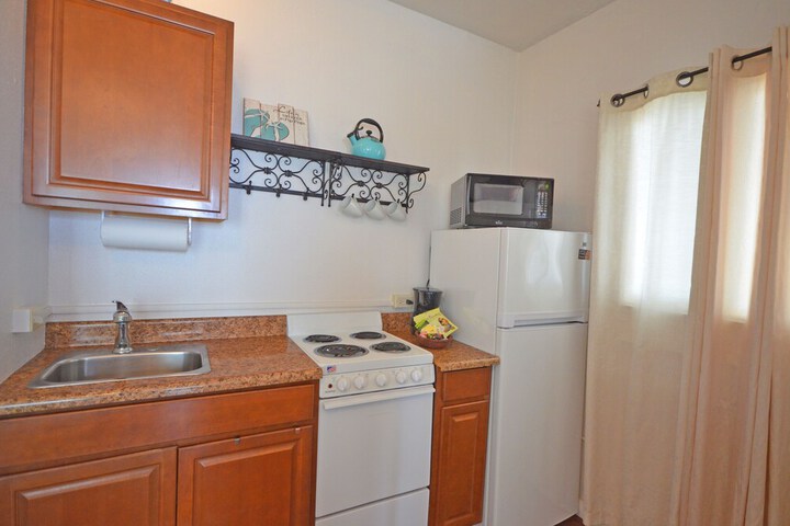 Waikiki Studio #210 2 1 Bathroom Apts in Honolulu, HI