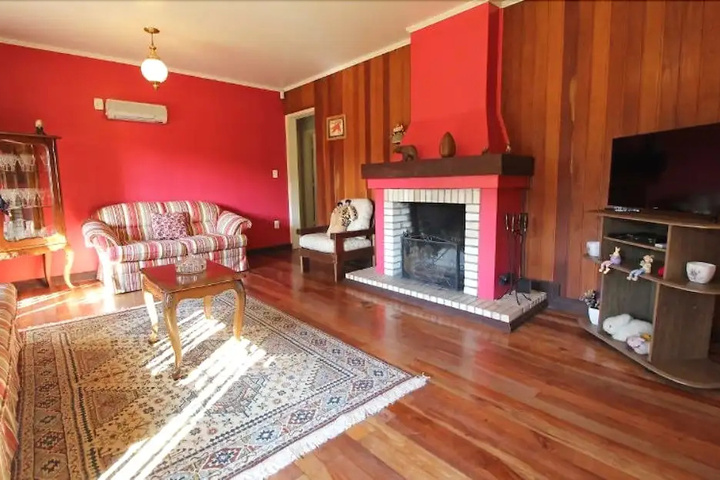 Room 2 of 10