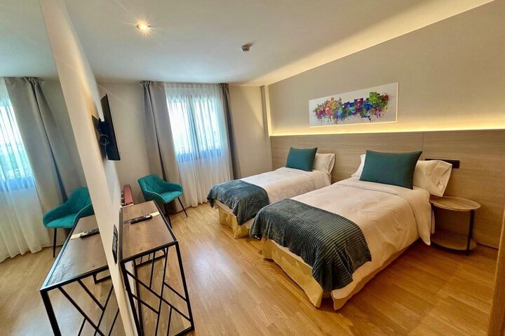 Room 6 of 80