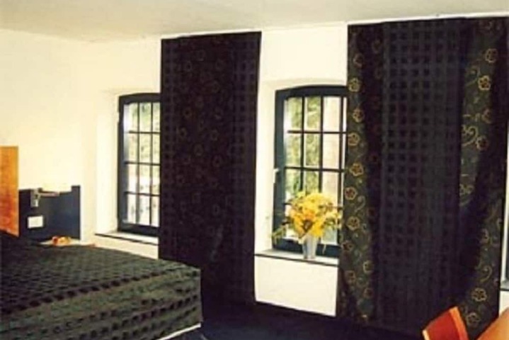 Room 2 of 8