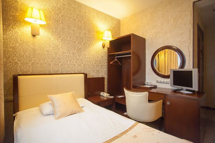 Room 8 of 75