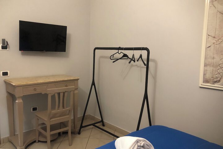Room 6 of 25