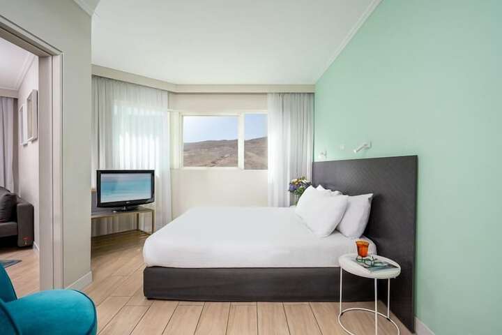 Room 27 of 136
