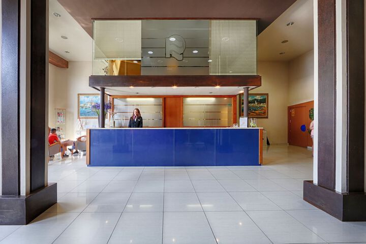 Check-in/check-out kiosk