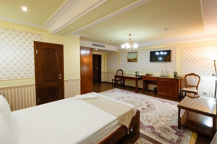 Room 13 of 34