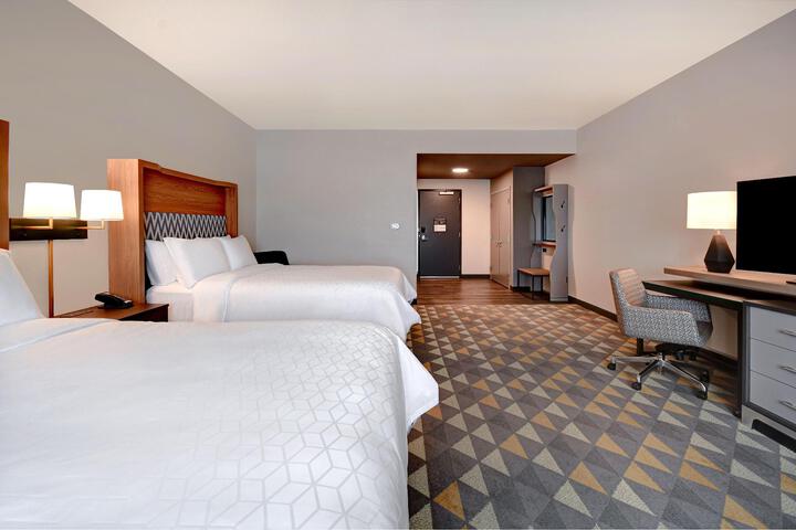 Premium 2 Queen Beds (7 of 18)
