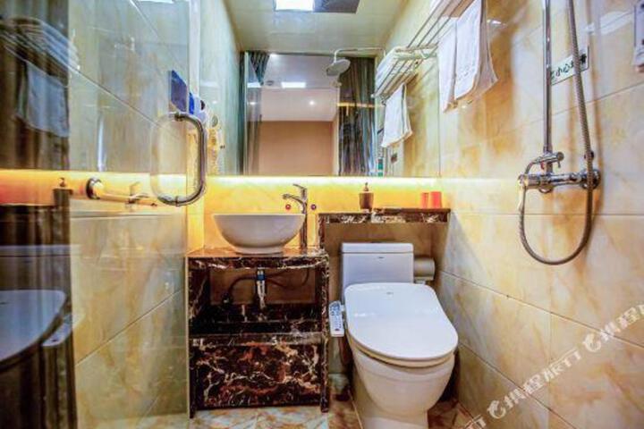 π Hotel Dongying Railway Station Store