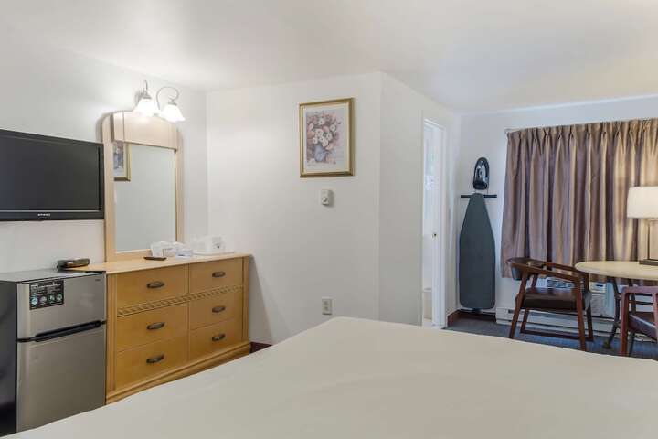 Best Value Grand 1 King Bed (1 of 10)