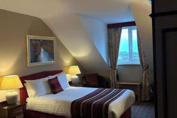 Room 10 of 33