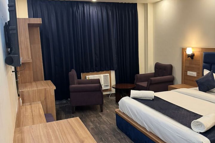 Room 6 of 13