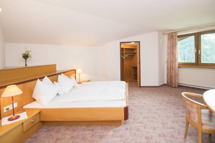 Room 6 of 39
