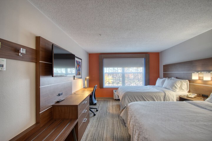 2 Queen Beds (18 of 18)