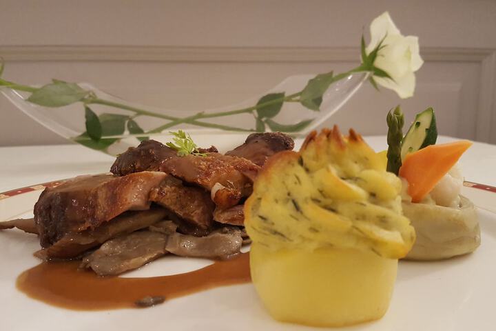 Dining 17 of 27