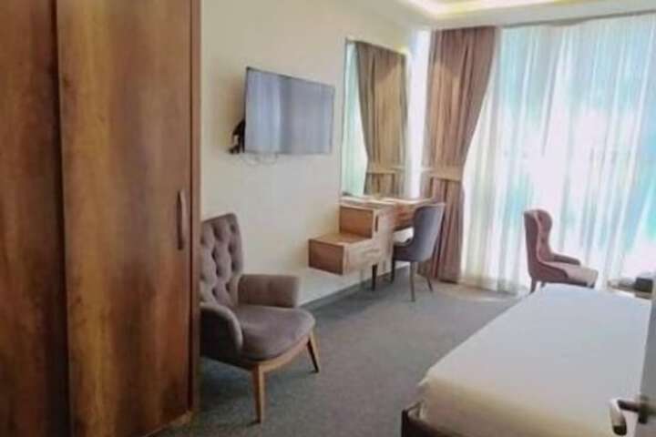 Room 9 of 28