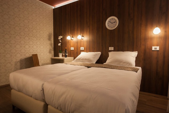 Room 5 of 20