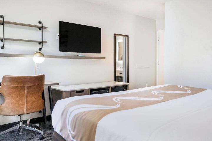 1 King Bed (1 of 13)