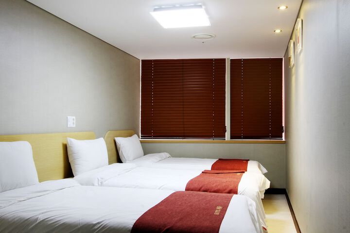 Room 16 of 50