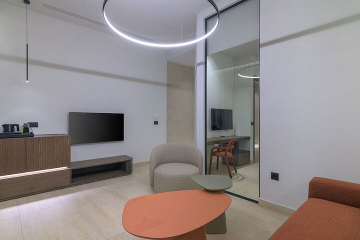 Room 83 of 295