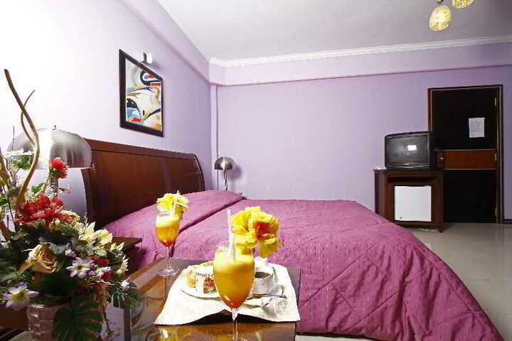 Room 6 of 10