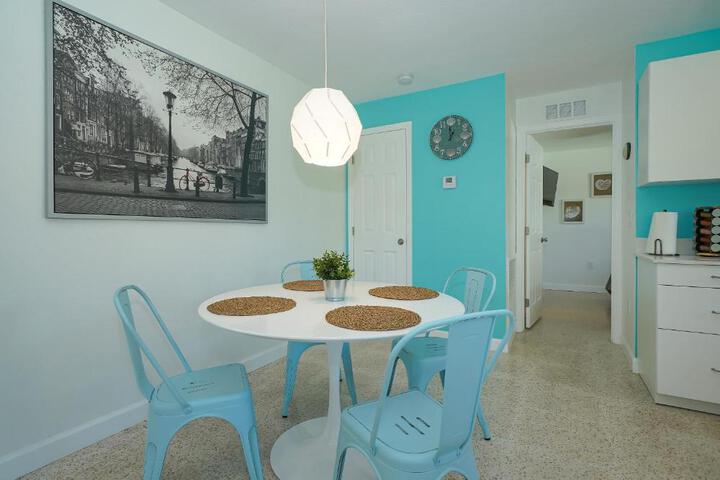 Modern &  Fresh - Less than 3 miles to the Beach! in Sarasota, FL