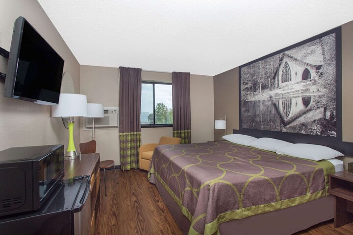 1 King Bed (4 of 10)