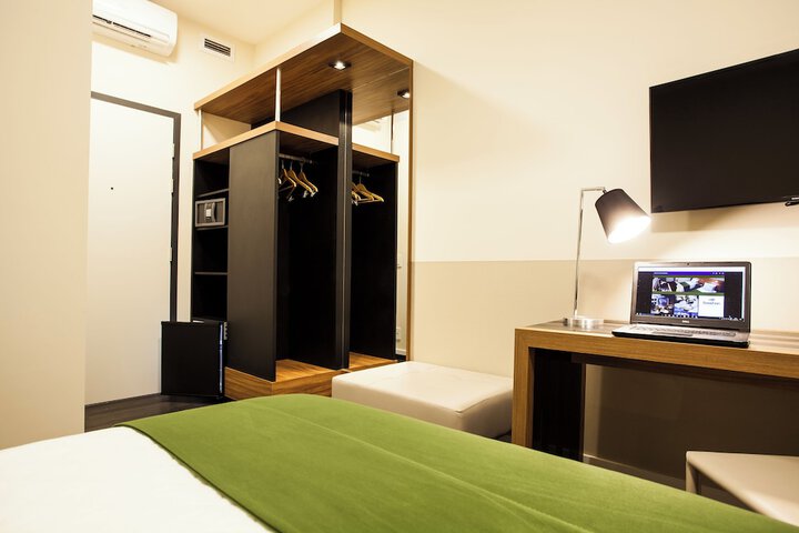Room 11 of 32