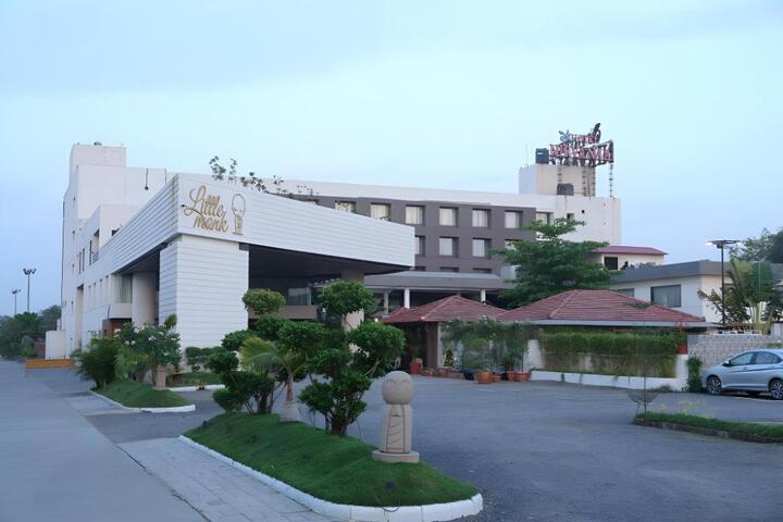 Monks Nirvanaa Hotel & Resort