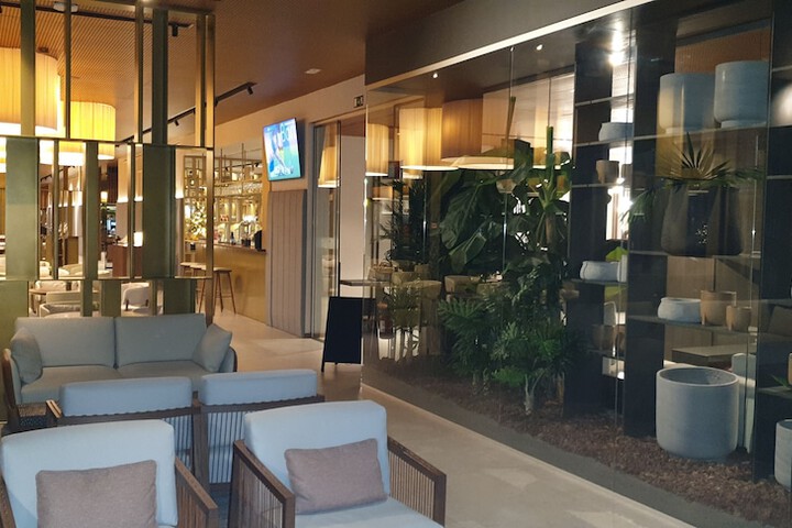 Lounge 41 of 49