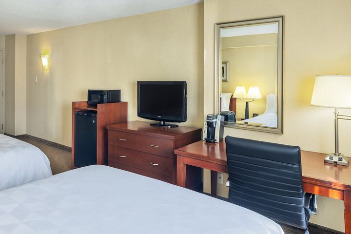 2 Queen Premium Lounge Accessible (2 of 10)