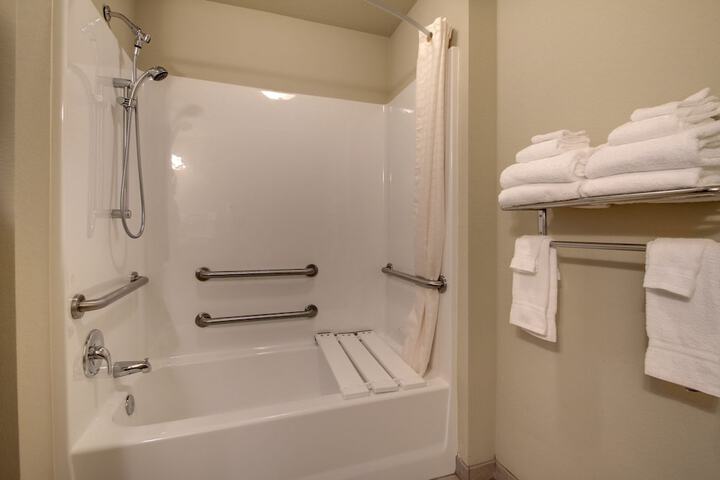 Quadruple Accessible Queen Size Bed (6 of 10)