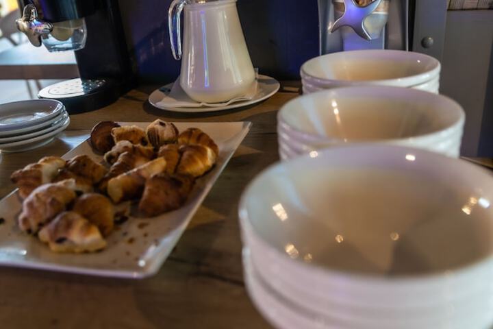 Breakfast/Coffee Service 30 of 44