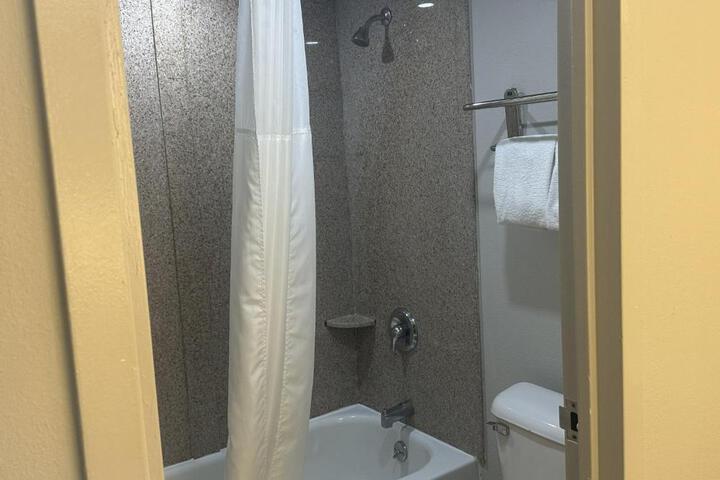 Room 6 of 10