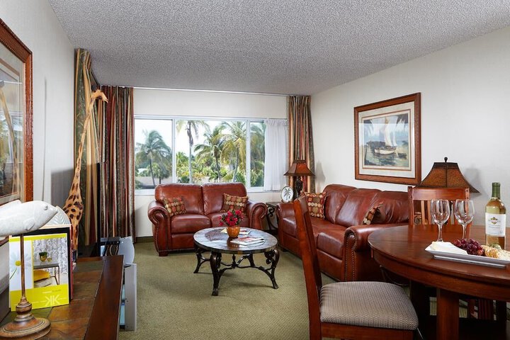1 King Bed High Speed Internet Accessible Microwave and Refrigerator, Coffee Maker Iron and Ironing Board Hairdryer Full Breakfast (16 of 16)