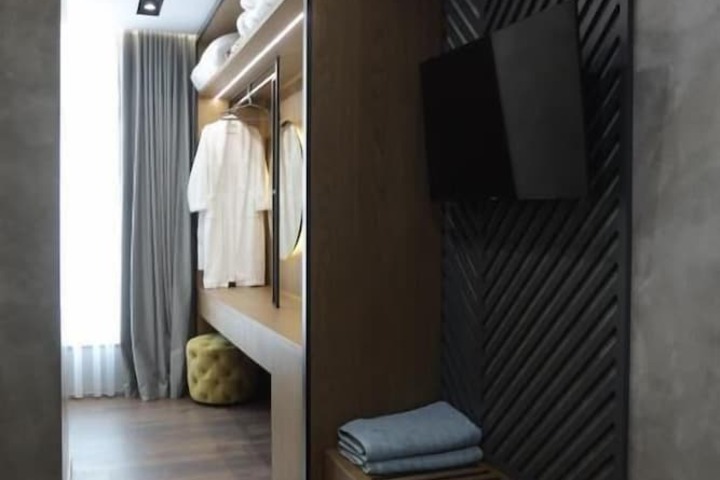 Room 4 of 33