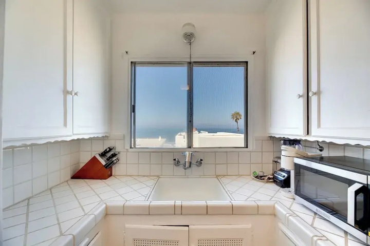 Image of Sunny Manhattan Beach Apt w / Vibrant Ocean Views