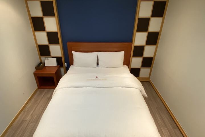 Room 12 of 73