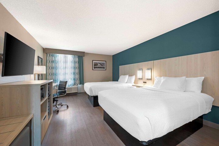 1 Queen Bed High Speed Internet Accessible 50 Inch Flat Screen Television Microwave and Refrigerator, Coffee Maker, Hairdryer Full Breakfast (12 of 15)
