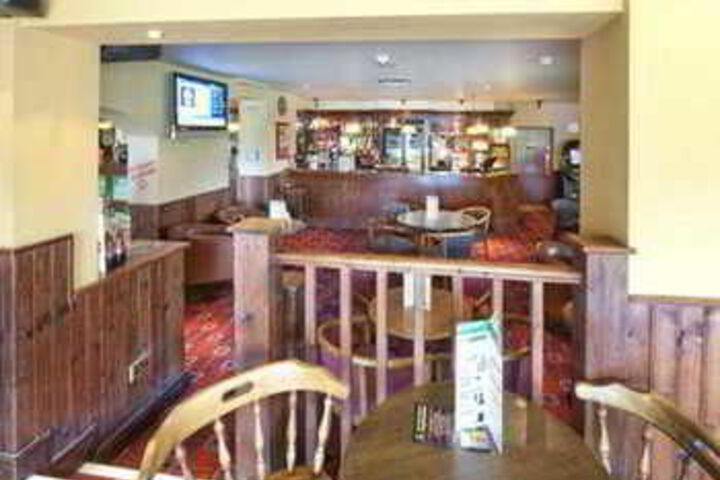 Lounge 4 of 5