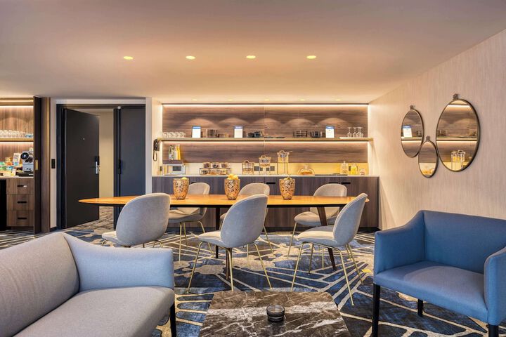 Lounge 140 of 153