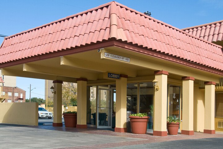 Inn at the Alamo / Riverwalk / Convention Center