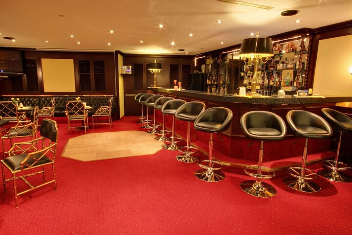 Lounge 32 of 38