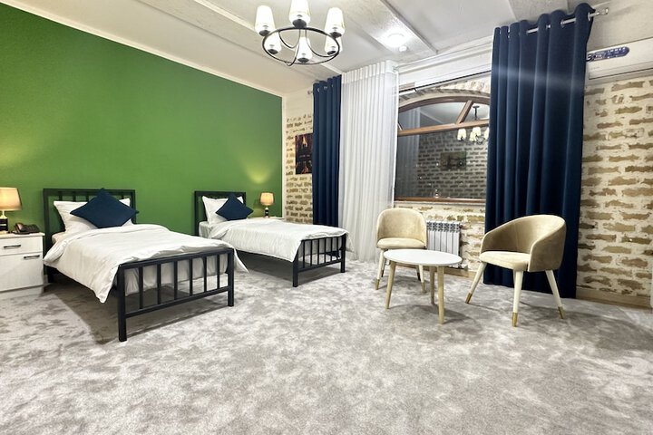 Room 10 of 28