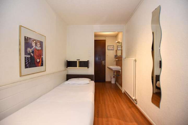Room 13 of 32