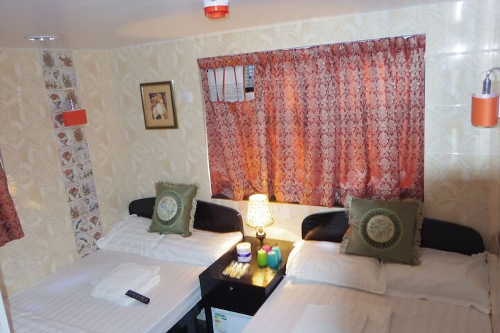 Room 17 of 33