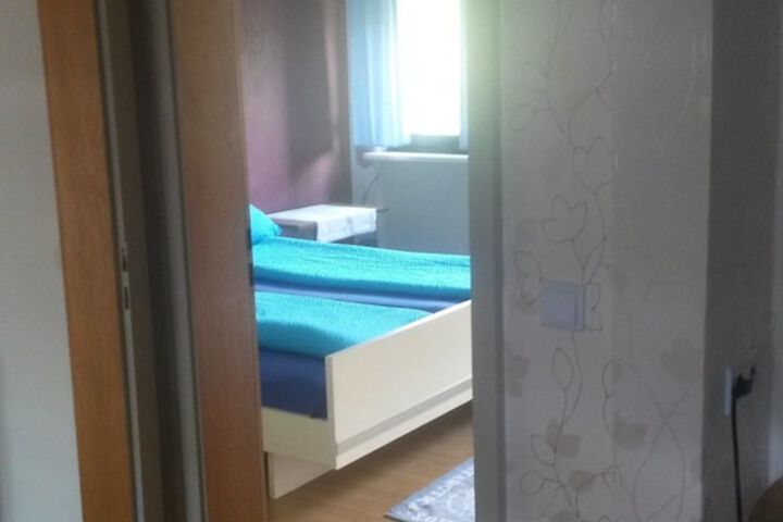 Room 4 of 9