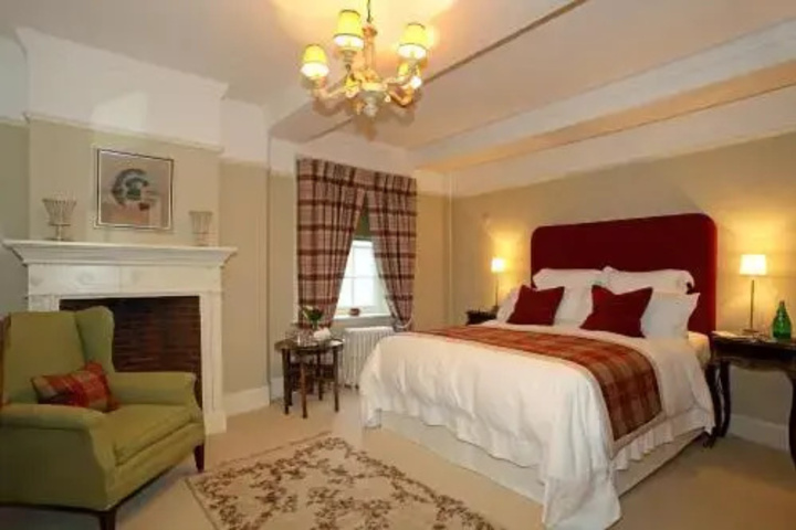 Room 5 of 12